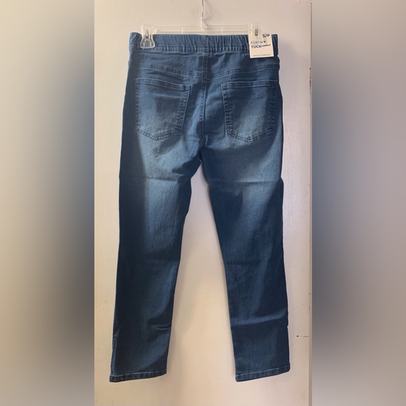 Stretch Denim Pull-On Crop Capri-Light Wash - Picture 3 of 4